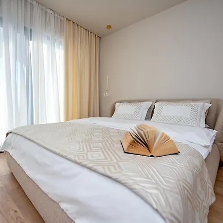 Rosemary East - Heated Infinity Swimming Pool - Jacuzzi - Kids Playroom - Sea View Vila