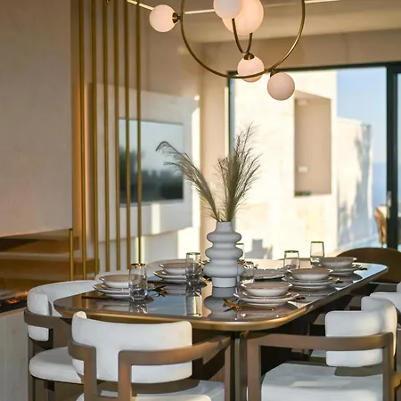 Rosemary East - Heated Infinity Swimming Pool - Jacuzzi - Kids Playroom - Sea View *