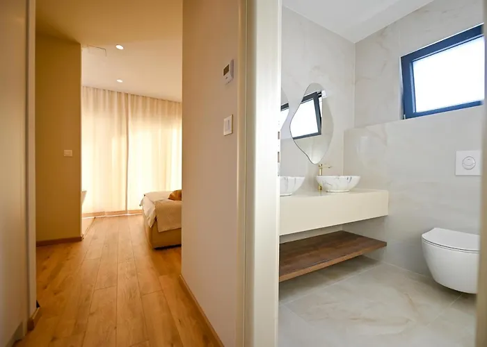 Rosemary East - Heated Infinity Swimming Pool - Jacuzzi - Kids Playroom - Sea View