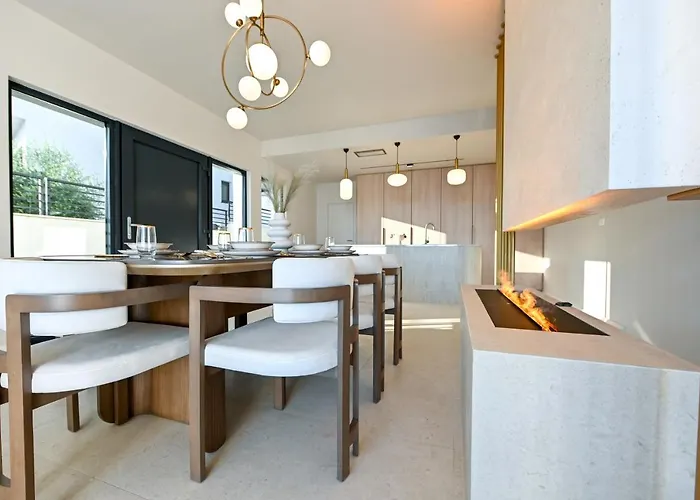 Rosemary East - Heated Infinity Swimming Pool - Jacuzzi - Kids Playroom - Sea View