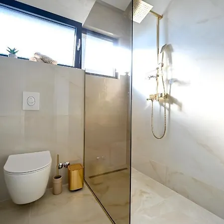 빌라 Rosemary East - Heated Infinity Swimming Pool - Jacuzzi - Kids Playroom - Sea View 마카르스카