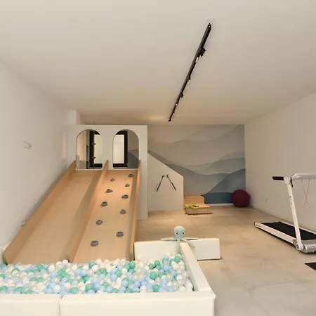 Rosemary East - Heated Infinity Swimming Pool - Jacuzzi - Kids Playroom - Sea View *
