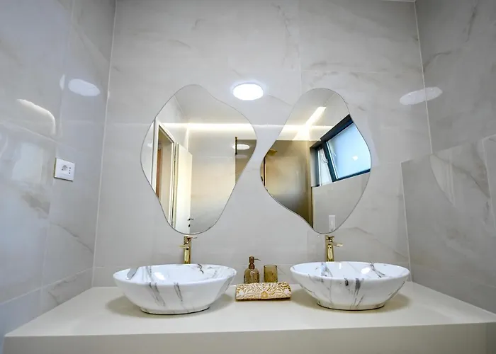 Rosemary East - Heated Infinity Swimming Pool - Jacuzzi - Kids Playroom - Sea View וילה