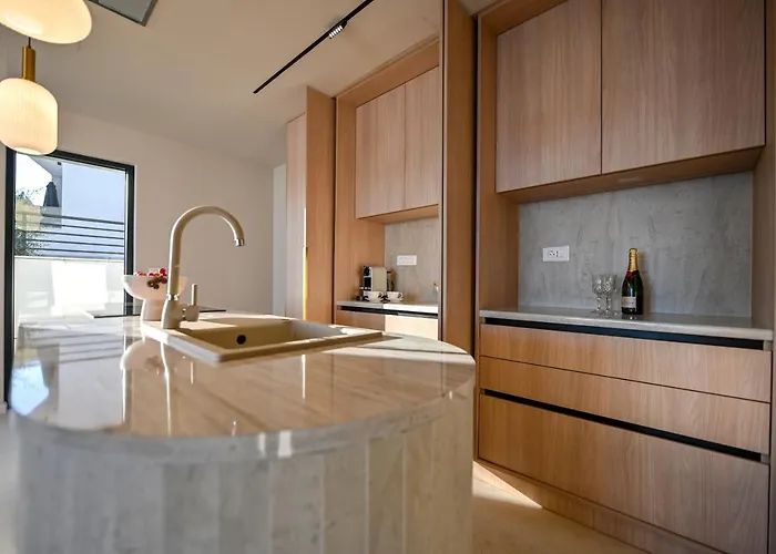 Rosemary East - Heated Infinity Swimming Pool - Jacuzzi - Kids Playroom - Sea View וילה *