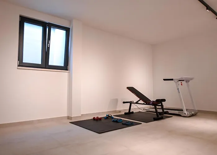 Rosemary East - Heated Infinity Swimming Pool - Jacuzzi - Kids Playroom - Sea View וילה *