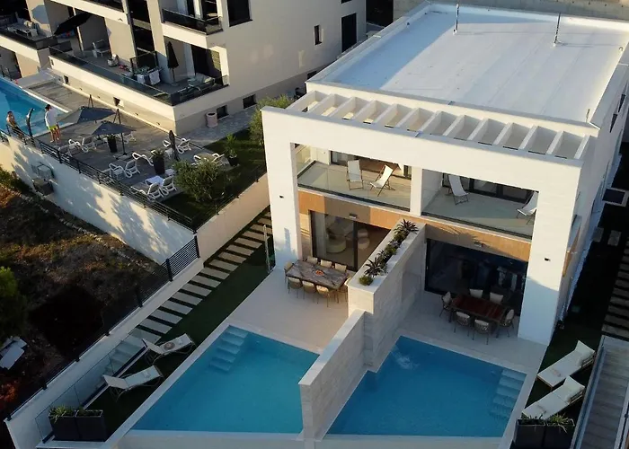 וילה Rosemary East - Heated Infinity Swimming Pool - Jacuzzi - Kids Playroom - Sea View מאקרסקה