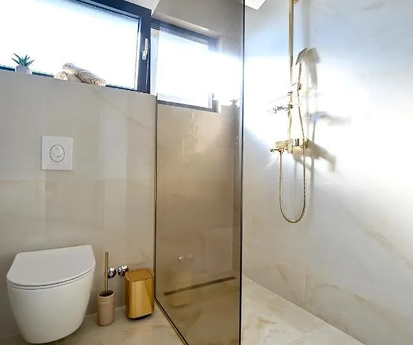 Вілла Rosemary East - Heated Infinity Swimming Pool - Jacuzzi - Kids Playroom - Sea View Макарська