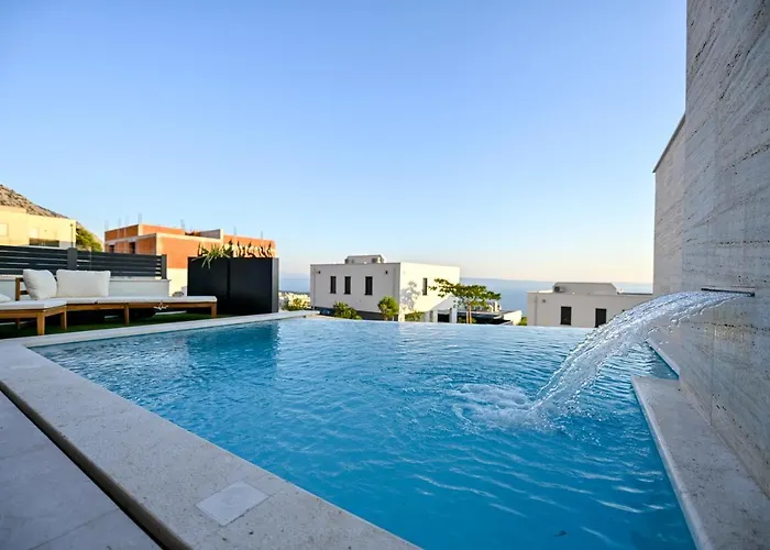 Rosemary East - Heated Infinity Swimming Pool - Jacuzzi - Kids Playroom - Sea View *