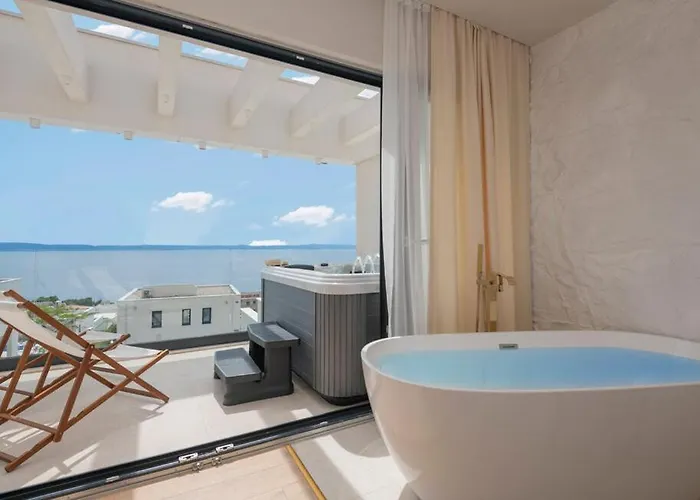 וילה Rosemary East - Heated Infinity Swimming Pool - Jacuzzi - Kids Playroom - Sea View מאקרסקה