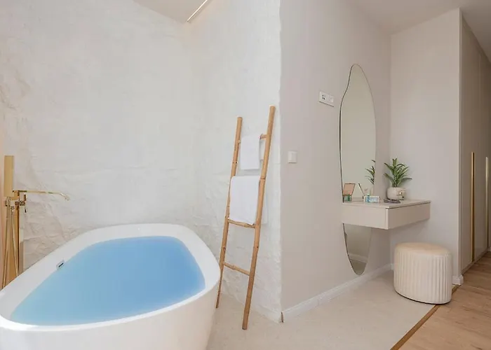 Rosemary East - Heated Infinity Swimming Pool - Jacuzzi - Kids Playroom - Sea View Макарська