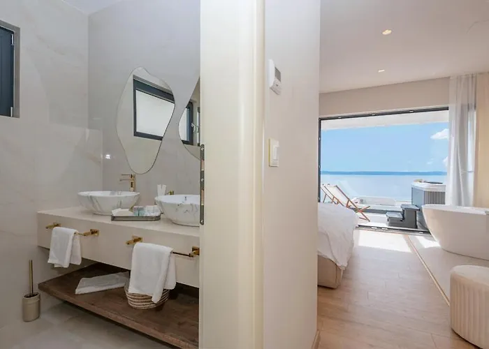 Rosemary East - Heated Infinity Swimming Pool - Jacuzzi - Kids Playroom - Sea View * Макарська