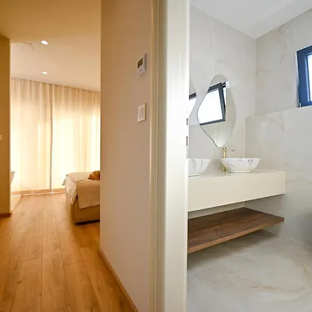 Rosemary East - Heated Infinity Swimming Pool - Jacuzzi - Kids Playroom - Sea View