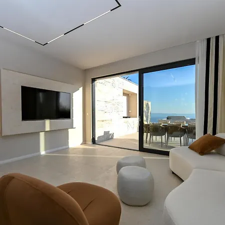 Rosemary East - Heated Infinity Swimming Pool - Jacuzzi - Kids Playroom - Sea View