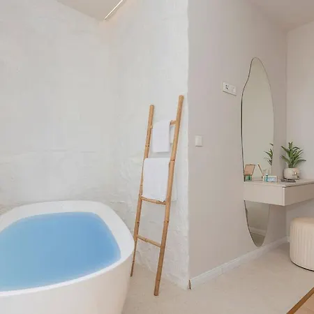 Rosemary East - Heated Infinity Swimming Pool - Jacuzzi - Kids Playroom - Sea View ماكارسكا
