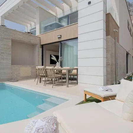 Rosemary East - Heated Infinity Swimming Pool - Jacuzzi - Kids Playroom - Sea View