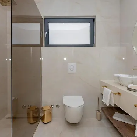 Rosemary East - Heated Infinity Swimming Pool - Jacuzzi - Kids Playroom - Sea View فيلة ماكارسكا