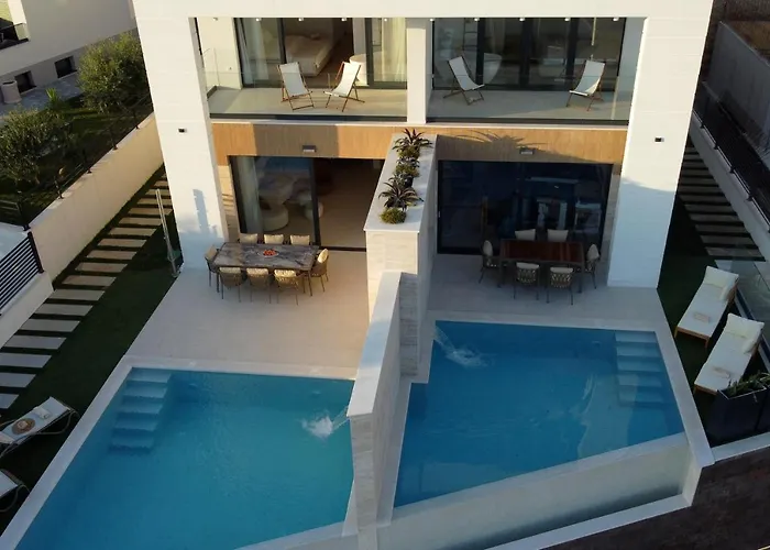 Villa Rosemary East - Heated Infinity Swimming Pool - Jacuzzi - Kids Playroom - Sea View *