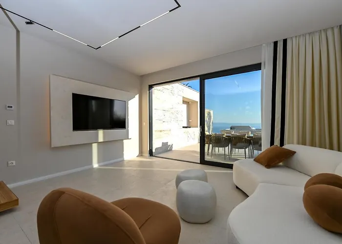 Rosemary East - Heated Infinity Swimming Pool - Jacuzzi - Kids Playroom - Sea View