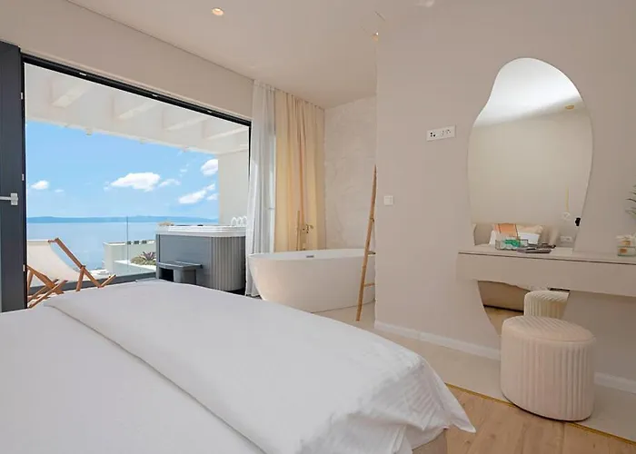 Rosemary East - Heated Infinity Swimming Pool - Jacuzzi - Kids Playroom - Sea View *