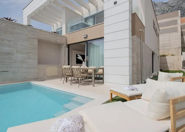 Rosemary East - Heated Infinity Swimming Pool - Jacuzzi - Kids Playroom - Sea View